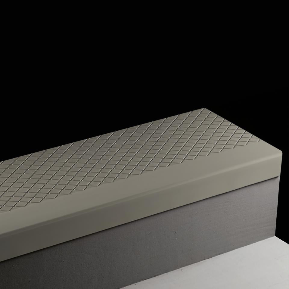 Tarkett - Angle Fit Marche d'escalier en caoutchouc Diamond #20 Charcoal 54" avec une large bande antidérapante de couleur contrastée de 2 "