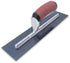 Marshalltown - Truelle de finition en acier bleu 3" x 12" avec poignée Durasoft courbée