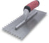 Marshalltown - Truelle à dents carrées 4-1/2" x 11" en acier trempé 3/16" x 3/16" x 3/16" avec poignée souple courbée