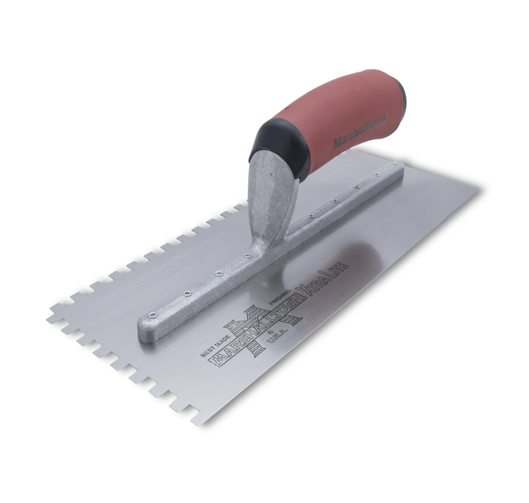Marshalltown - Truelle standard à dents carrées pour droitier 4-1/2" x 11" en acier trempé 3/32" x 3/32"x 3/32"avec poignée DuraSoft