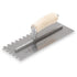 Marshalltown - Truelle standard à dents carrées pour droitier 4-1/2" x 11" en acier trempé 3/8" x 3/8" x 3/8" avec poignée courbée en bois