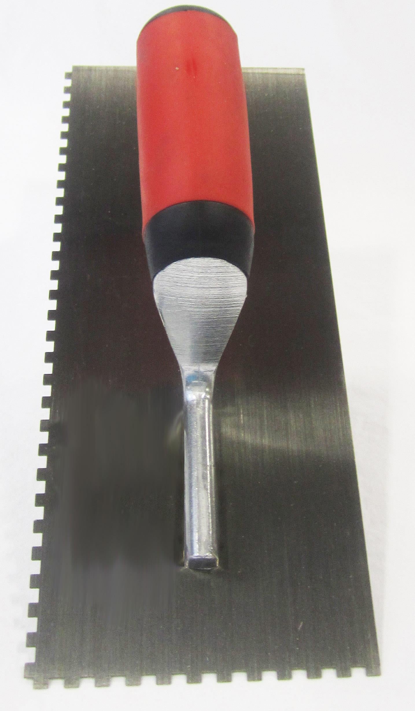 Marshalltown - Truelle à dents carrées 4-1/2" x 11" en acier trempé 1/4" x 1/8" x 1/4" avec poignée souple courbée