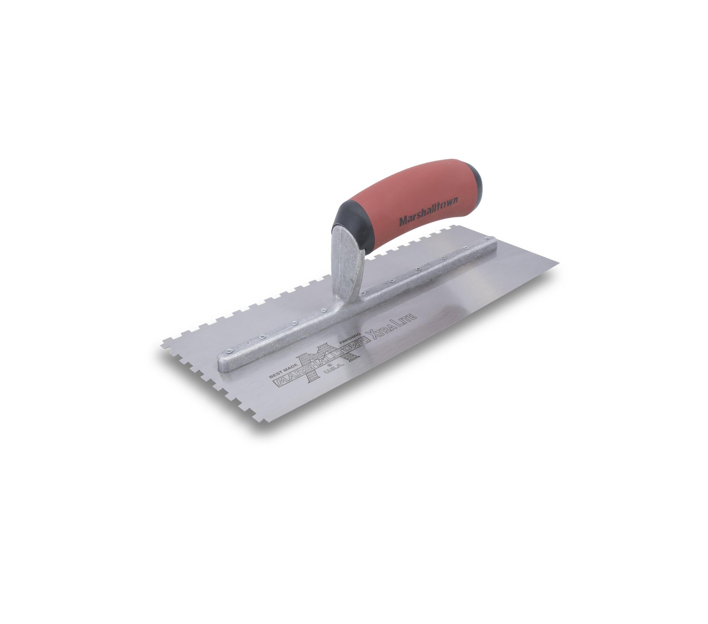Marshalltown - Truelle à dents carrées pour droitier 4-1/2" x 11" en acier trempé 1/4" x 1/8" x 1/4"avec poignée DuraSoft et bords rabattus