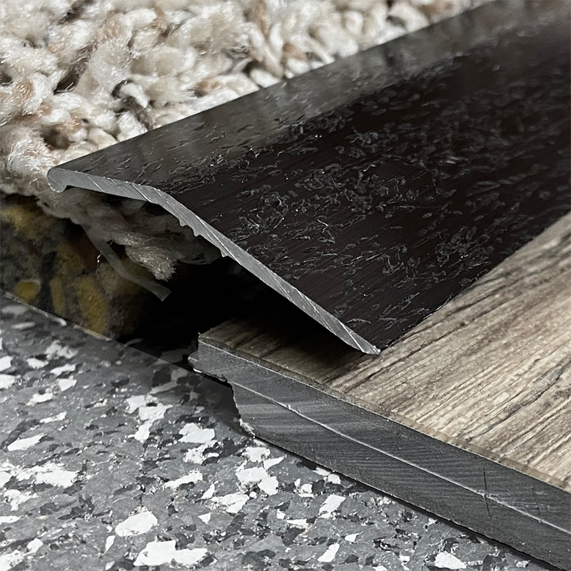 Futura Transitions - Latte de fixation plate Premium pour tapis avec clous aluminium martelé nickel 1/4" (6.4 mm) x 1-1/2" x 12'