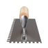 QEP - Truelle à parquet en acier au carbone traditionnel à encoches carrées 1/4" x 3/8" x 1/4" avec manche en bois