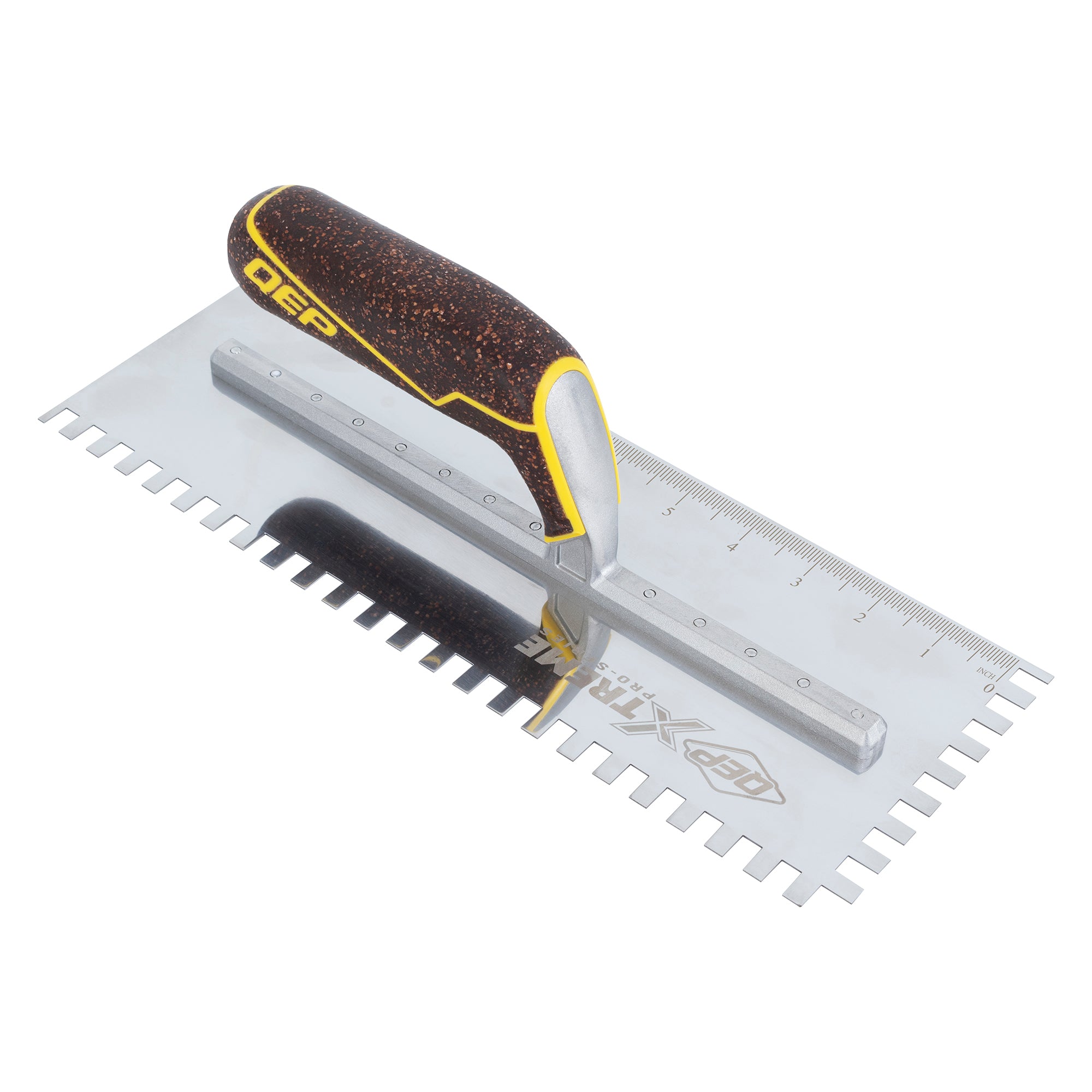 QEP - Truelle à encoches carrées Xtreme 4-1/2" x 12" en acier inoxydable 1/4" x 3/8" x 1/4" avec manche en liège