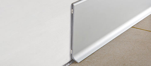 Progress Profiles - Base murale Skirting 80 avec adhésif aluminium anodisé argent 3-5/32" (80 mm) x 3/8" x 6' 6-3/4"