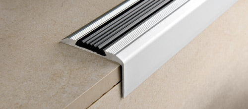 Progress Profiles - Nez de marche avec insert noir Proend INS aluminium anodisé bronze (28 mm) 1-3/32" x 8' 10-5/16"