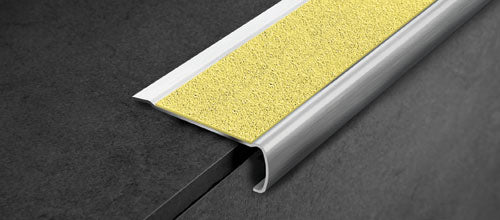 Progress Profiles - Nez de marche de céramique avec adhésif Prostyle Grip Acc acier inoxydable satiné (20 mm) 25/32" x 1-9/16" x 8' 10-5/16"