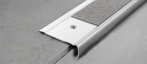 Progress Profiles - Nez de marche de céramique percé Prostyle Grip Acc acier inoxydable satiné (20 mm) 25/32" x 2-3/8" x 8' 10-5/16"