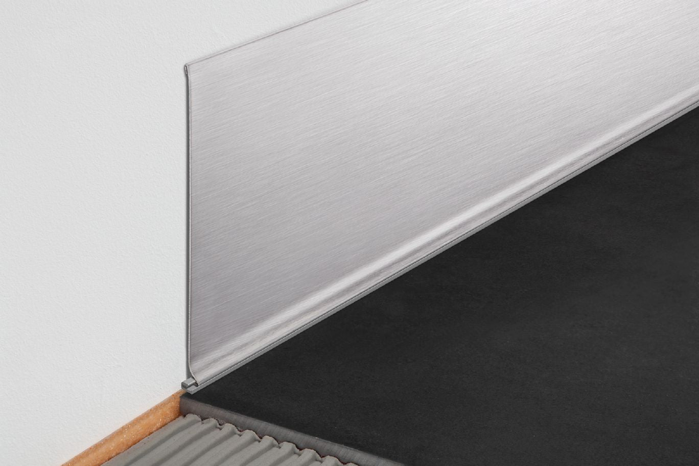 Schluter - Designbase-SL Profilé de base mural DESIGNBASE-SL - acier inoxydable (V2) brossé 4-3/8" (110 mm) x 8' 2-1/2"