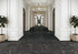 Plancher de tuiles de porcelaine IP Céramique Dusk Black dans un hall clair