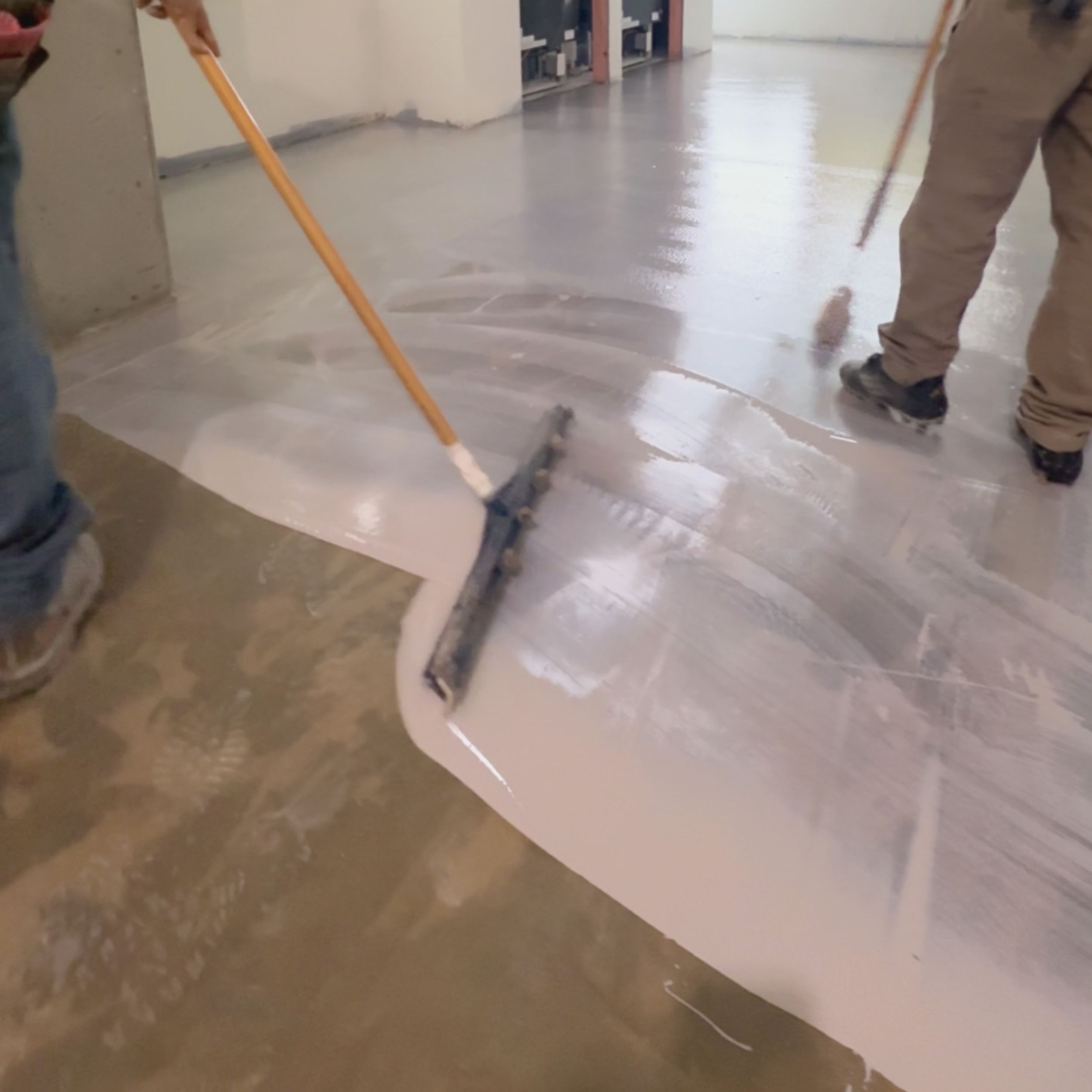 VAPOR BAN Primer W durci sur une dalle de béton, couleur beige après durcissement