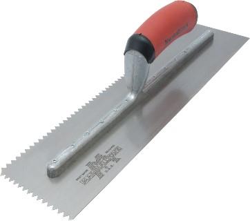 Marshalltown - Truelle à dents en V 4" x 16" en acier trempé 1/4" x 3/16" avec une poignée souple DuraSoft