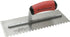 Marshalltown - Truelle standard à dents en U pour gauchers 4-1/2" x 11" en acier trempé 1/4" x 1/2" x 1/4" avec poignée DuraSoft