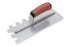 Marshalltown - Truelle avec manche DuraSoft 4-1/2" x 11" à encoches carrées 3/4" x 3/4" x 3/4"