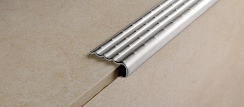 Progress Profiles - Nez de marche avec adhésif Prostyle 2610 acier inoxydable satiné (10 mm) 3/8" x 1-1/32" x 8' 10-5/16"