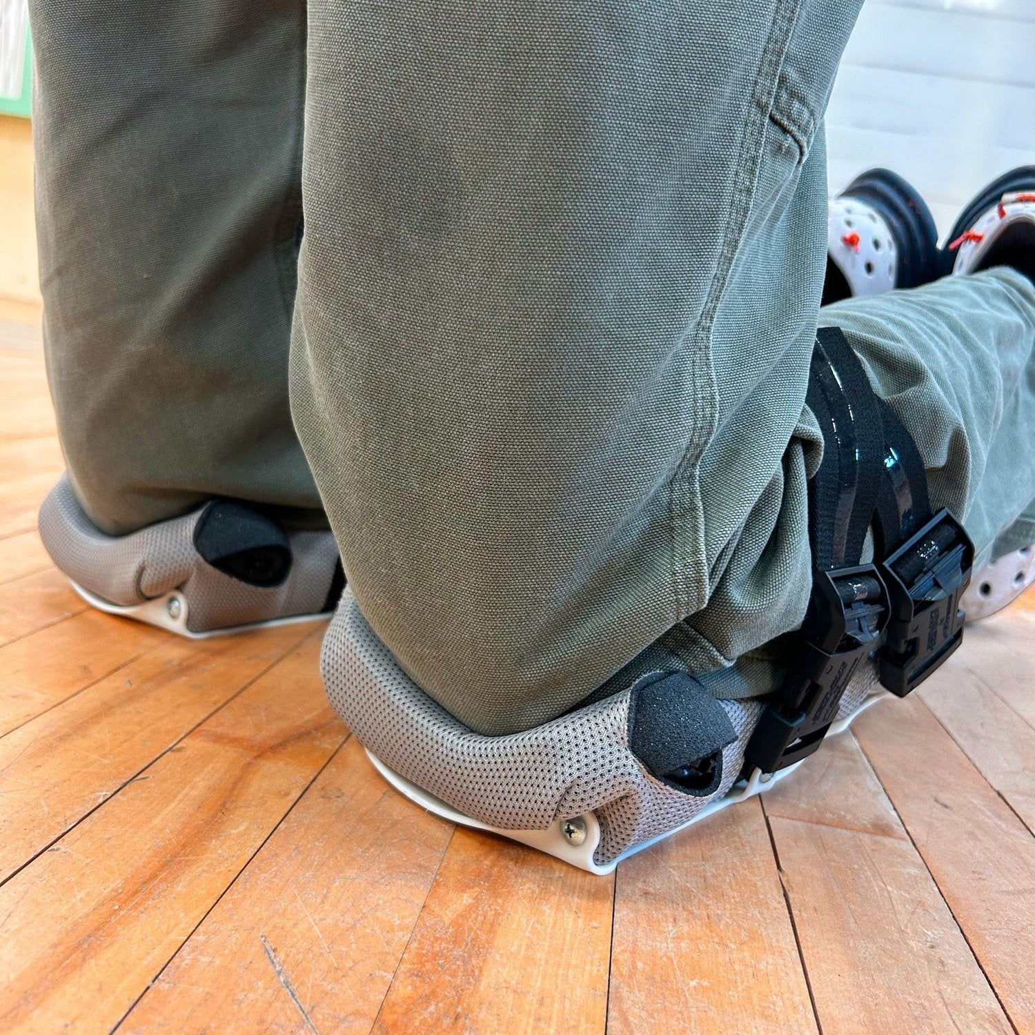 Genouillères Proknee AP16 portées à genoux sur un plancher de bois franc