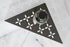 Schluter - SHELF-E - Étagère de coin triangulaire modèle Square - alum. étain ||SES1D3TSG - Ceramed