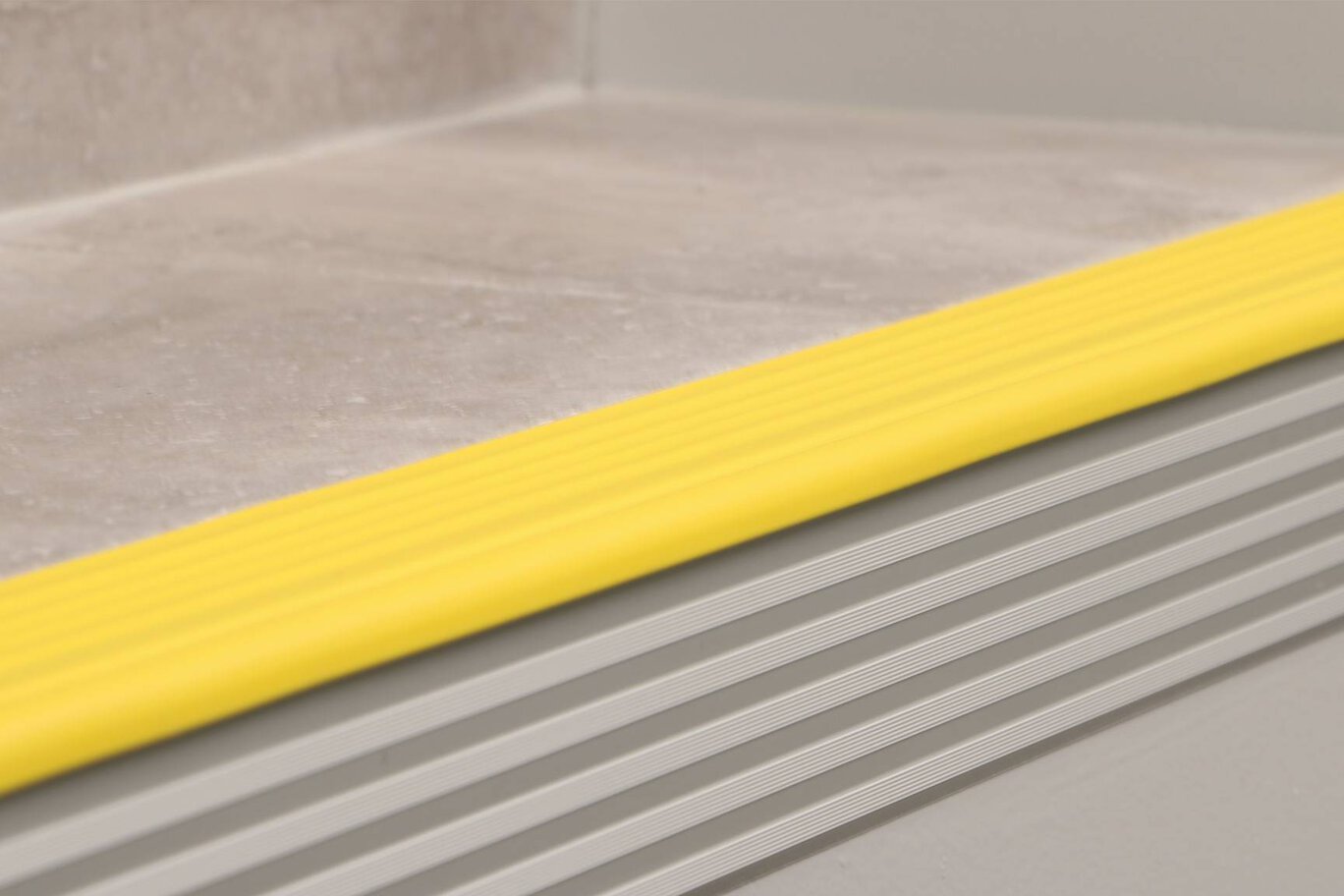 Schluter TREP-B et TREP-TAP installés sur un escalier