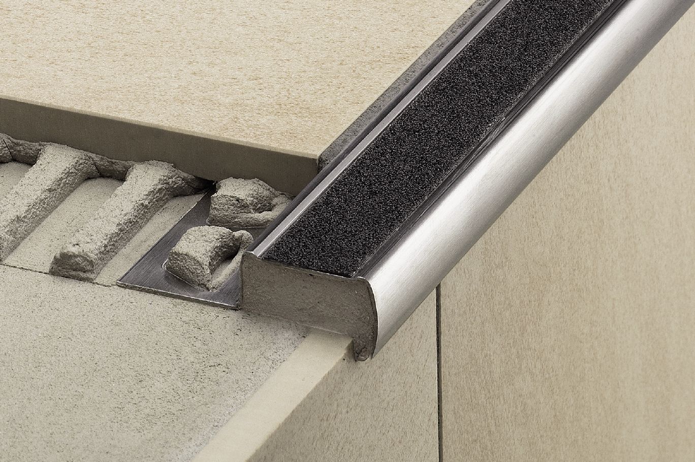 Schluter - TREP-G - K-S Profilé de rénovation pour nez de marche avec bande antidérapante noire - acier inoxydable (V2) brossé 1-11/32" x 4' 11" x 11/16" ||GSEBKGS/150 - Ceramed