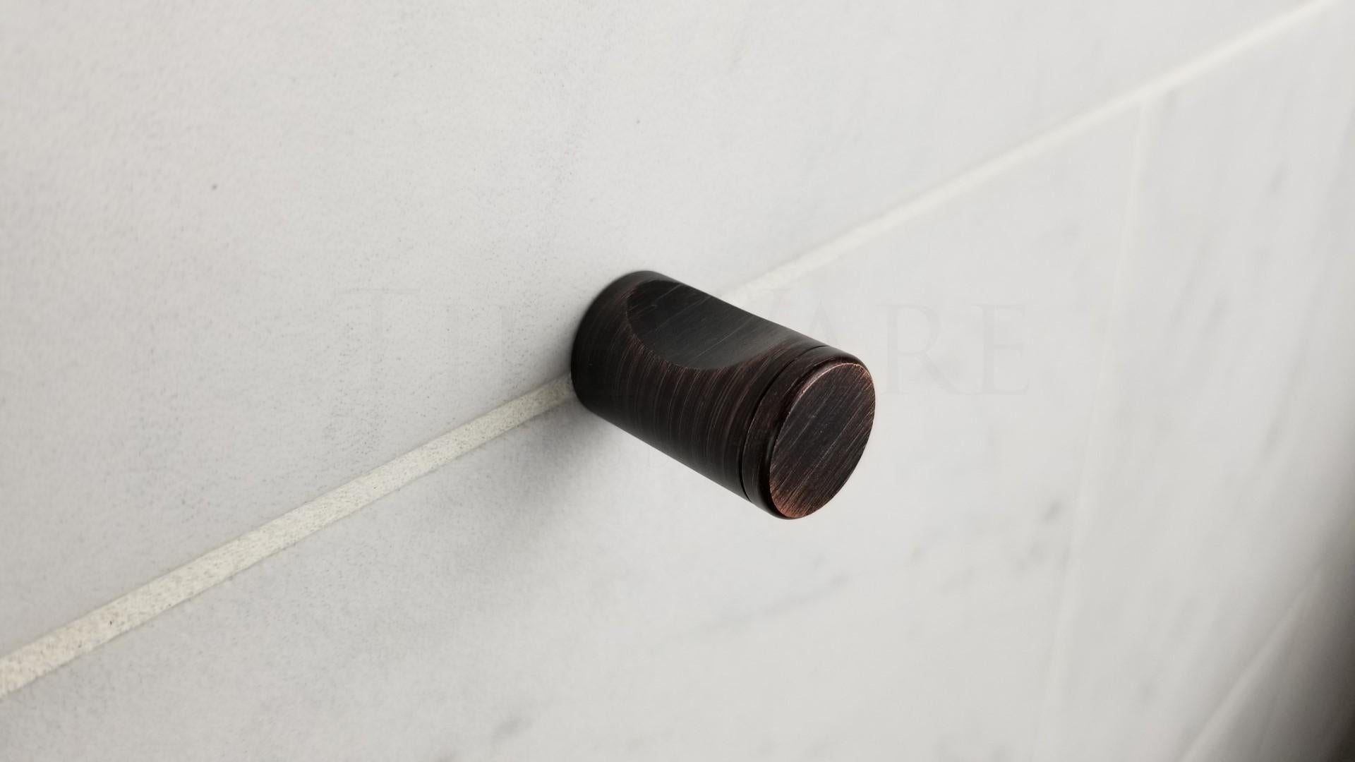 TileWare - Crochet encavure Promessa Series Bronze frotté à l’huile contemporain