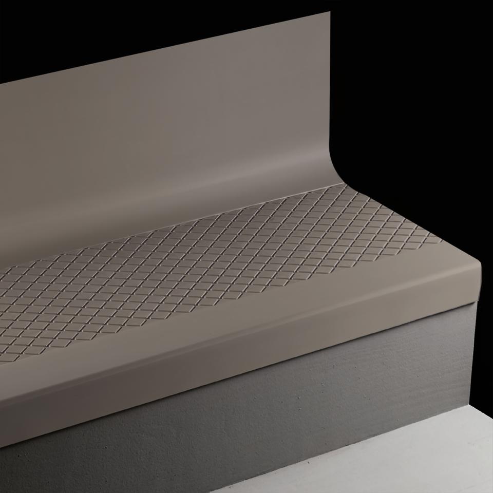 Tarkett - Marche d'escalier en caoutchouc avec contremarche intégrée Angle Fit Diamond #47 Brown avec bande antidérapante 48"