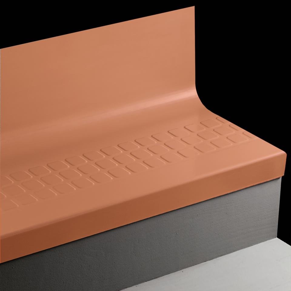 Tarkett - Marche d'escalier en caoutchouc avec contremarche intégrée Angle Fit Raised Square #62 Tangerine Tango avec bande antidérapante 54"