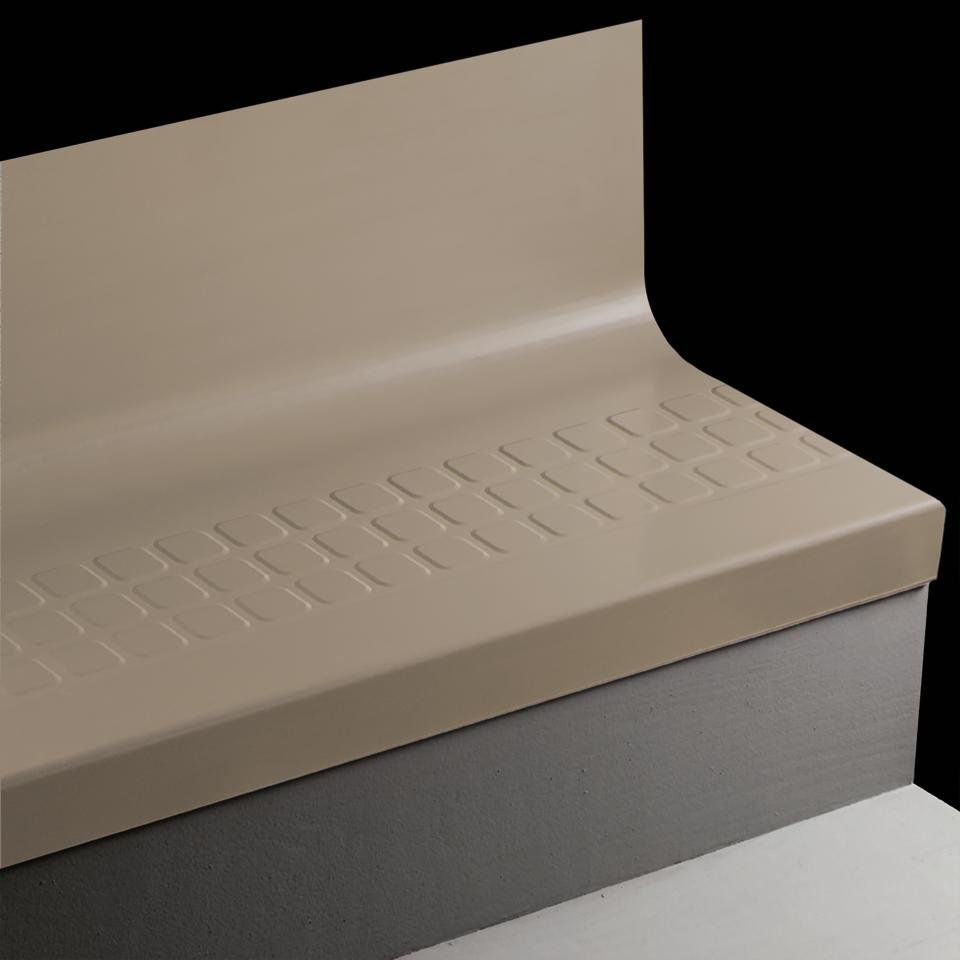 Tarkett - Marche d'escalier en caoutchouc avec contremarche intégrée Angle Fit Raised Square #80 Fawn avec bande antidérapante 48"