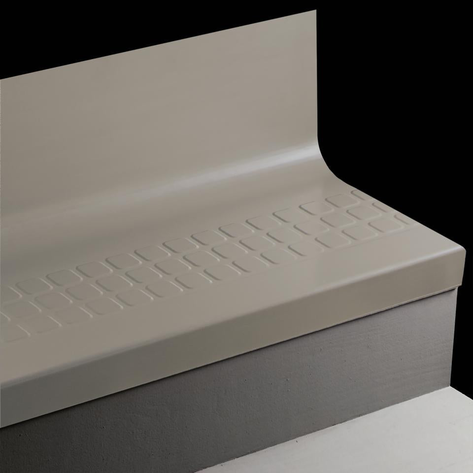 Tarkett - Marche d'escalier en caoutchouc avec contremarche intégrée Angle Fit Raised Square #TG2 Shark Fin avec bande antidérapante 48"