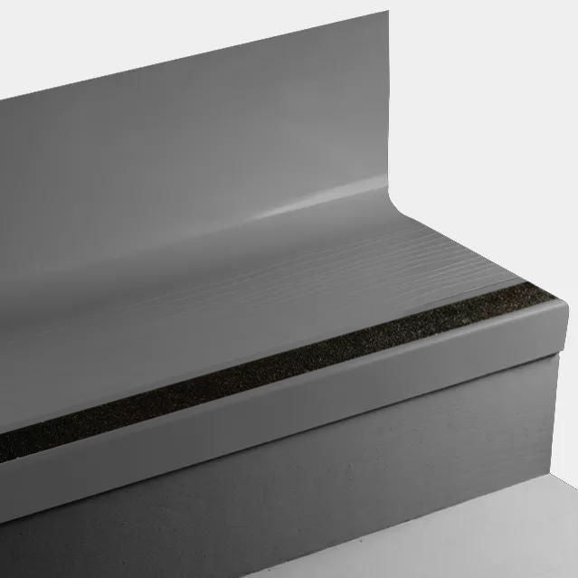 Tarkett - Marche d'escalier en caoutchouc avec contremarche intégrée Angle Fit - VIBMNTR TG6 SQ Bamboo TG6 Mink - avec insert de ruban antidérapant noir 72" ||VIBMNTRTG672 - Ceramed