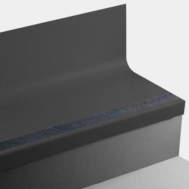 Tarkett - Marche d'escalier en caoutchouc avec contremarche intégrée Angle Fit - VIHNTRCT 40 SQ Hammered 40 Black - avec insert de ruban antidérapant gris 48" ||VIHNTRCT4048 - Ceramed